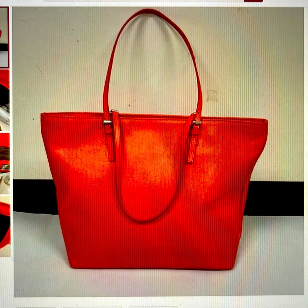 Furla D-light Saffiano Leather Tote. Dual adjustable handle.Zipper top closure.